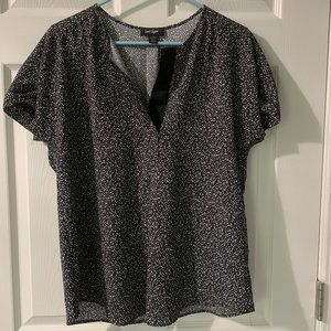 Like new! Lord & Taylor black & white v-neck top M